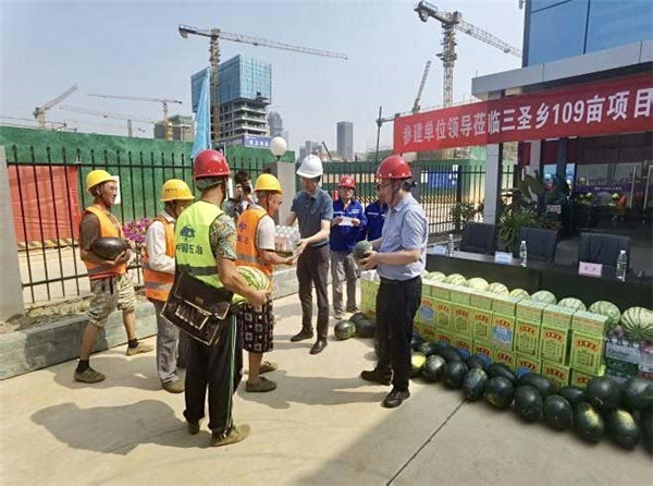 锦江区融媒体中心：关怀员工送清凉 防暑降温促安全
